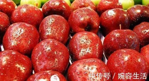 苹果|热水泡红苹果，竟出现苹果“冒血”现象？为什么营养师说大胆吃