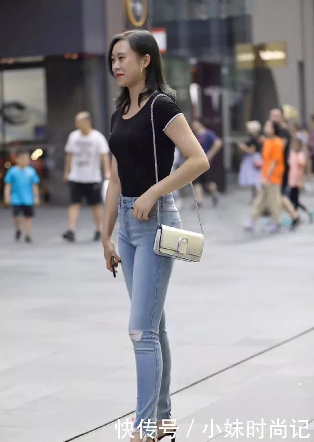 修长|街拍美女短款的裙摆让她的双腿显得更加的修长