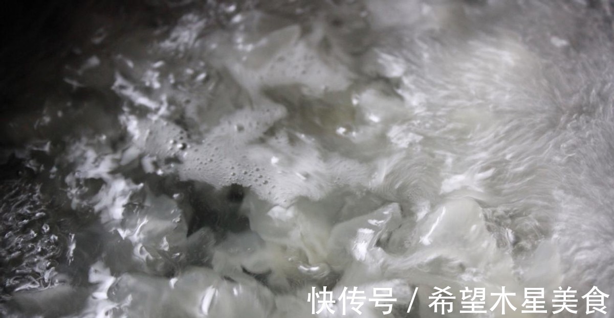 红枣|这是一道银耳羹，加了紫薯后更加香甜，营养更足！