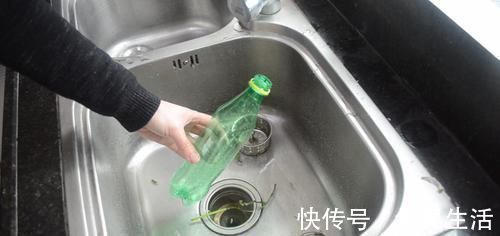 洗碗池|今天才知道,洗碗池上放个塑料瓶,有一个隐藏实用功能,太实用了