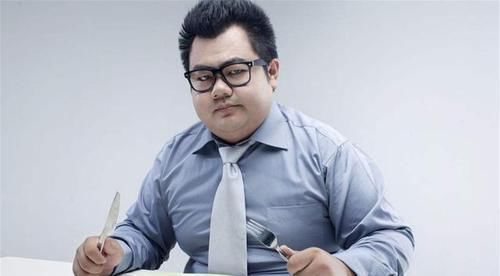 热水泡脚|脚后跟容易出现“干裂”，可能是几个原因导致，可别忽视了