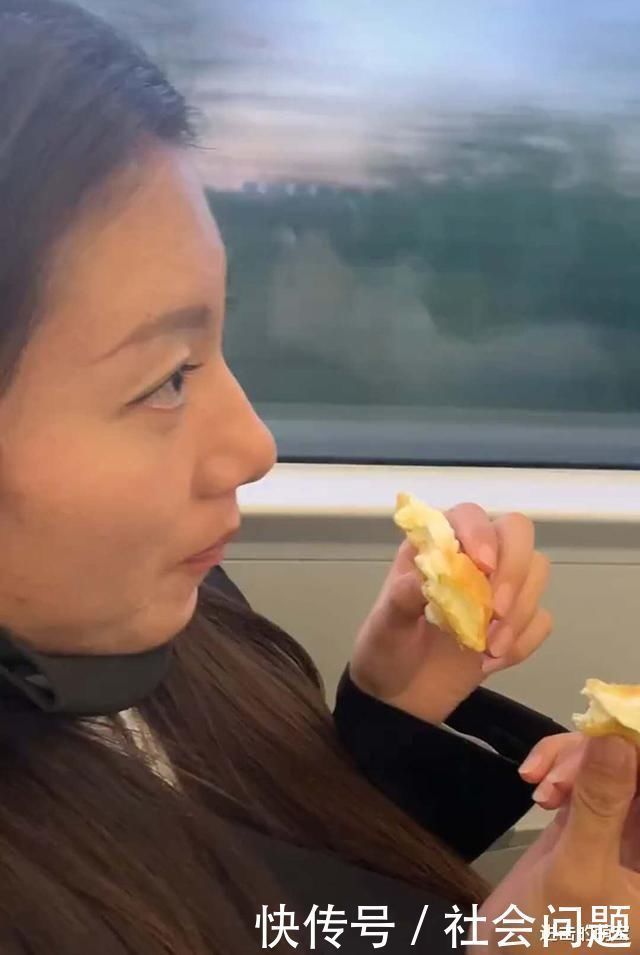 宝宝们|宝宝乘坐高铁,被后座陌生阿姨“投食”,宝宝馋嘴模样萌翻网友