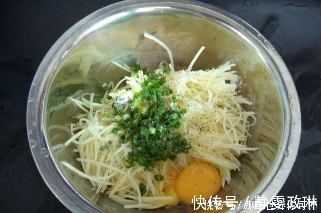 黑胡椒粉|两个土豆两个鸡蛋,无需面粉做美食,儿子吃一次就忘不了,真香