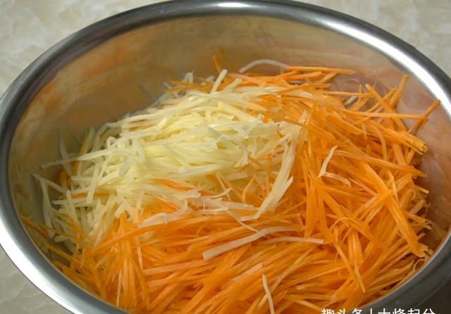 土豆和鸡蛋的做法太香了,不炒也不炖,少油健康又营养,孩子爱吃