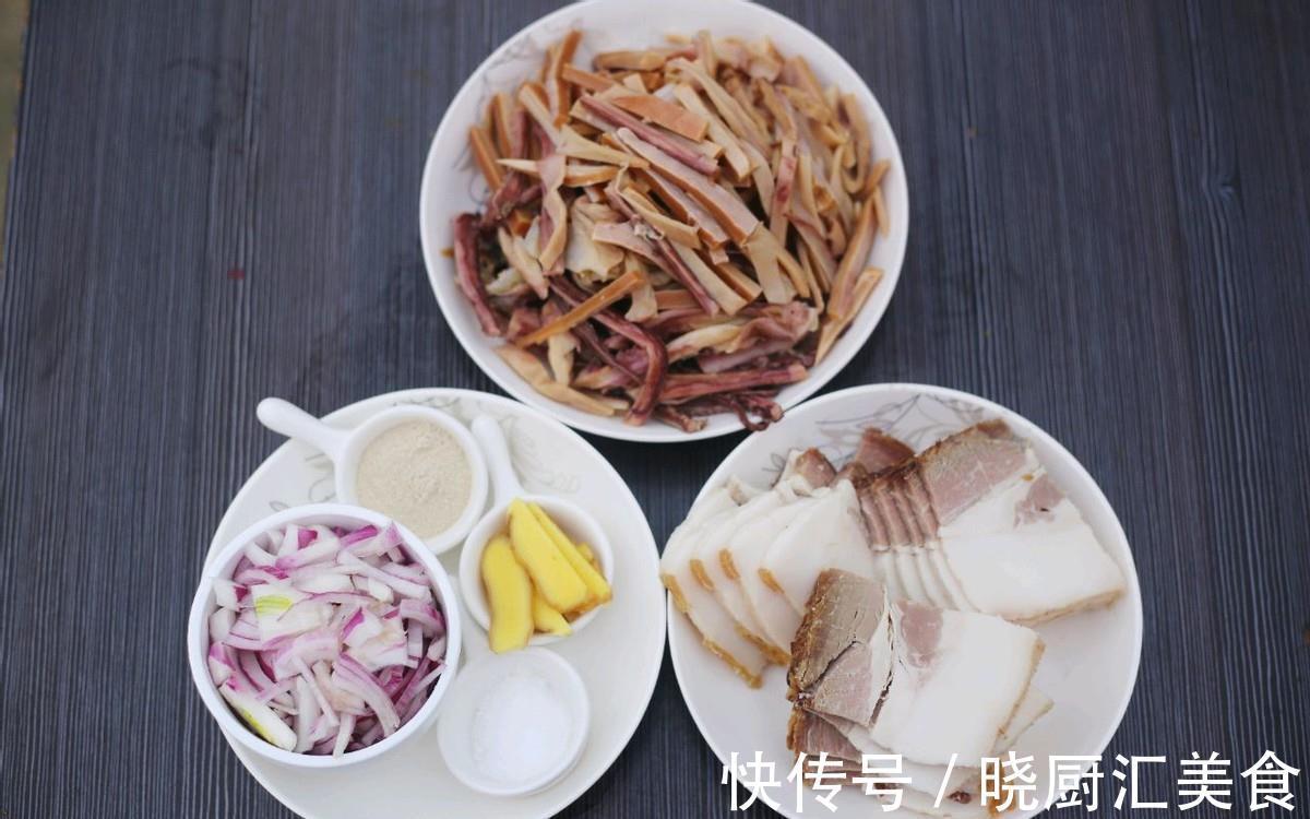高压锅|鱿鱼和五花肉搭配做成汤,鲜美滋补又好喝,做一锅,全家都能喝