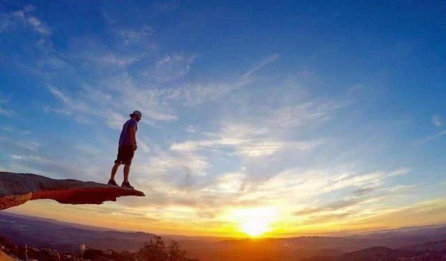 全球最“有欺骗性”的石头，看起来像悬在半空，实际却是角度问题