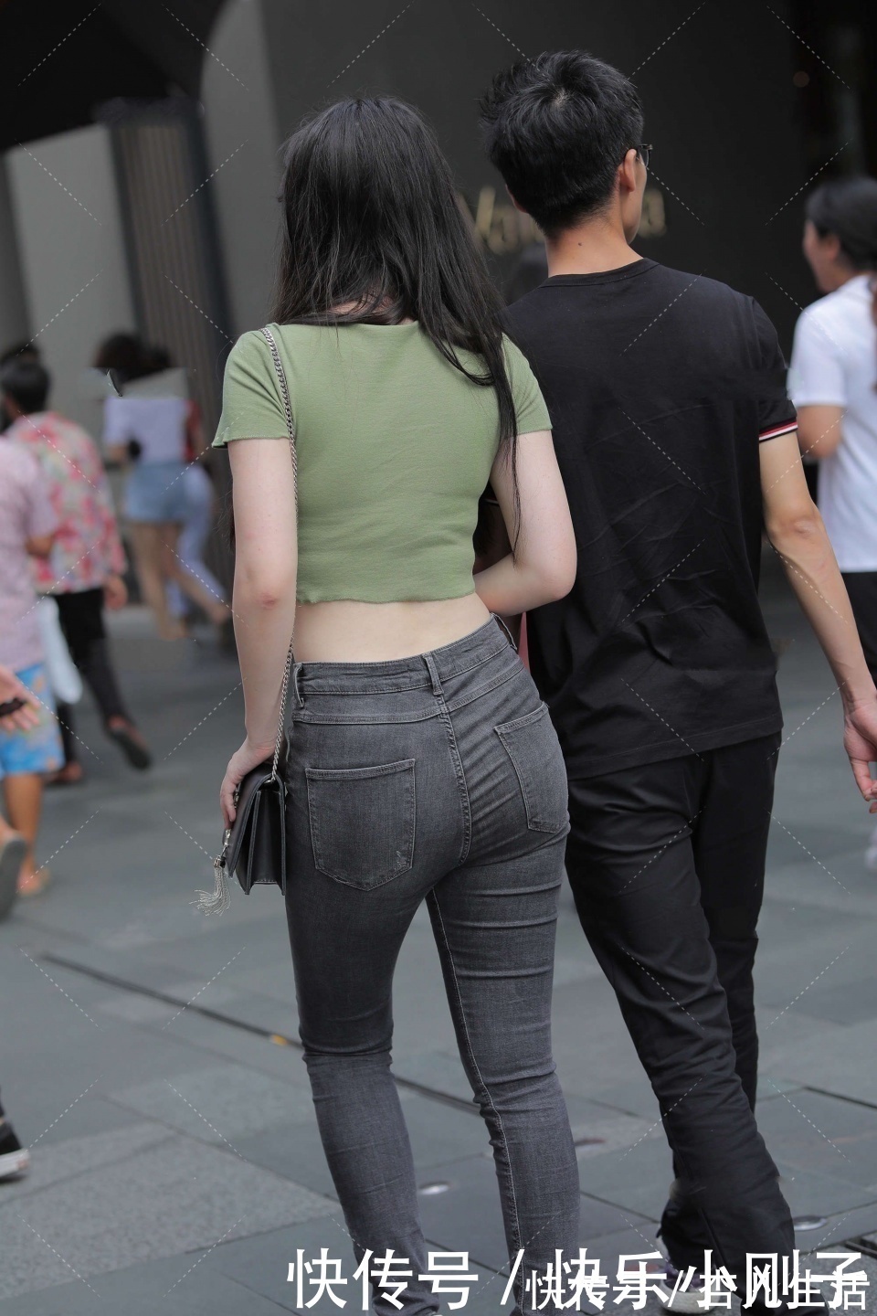 穿搭|黑灰色的牛仔裤,搭配一件绿上衣,显得人活泼又温柔