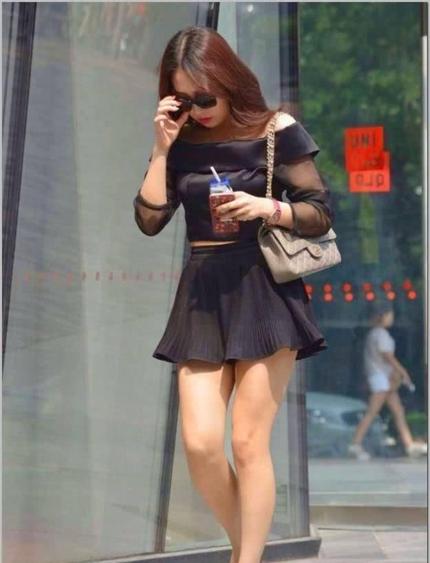 街拍美女这款衣服非常显高挑,腰部细节很漂亮掩藏身材不足
