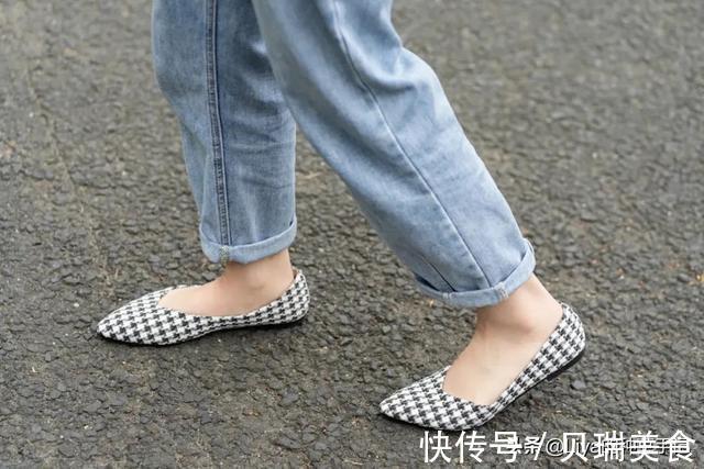 时髦 快扔掉高跟鞋!今夏“凉鞋 + 云朵裤”火了,好看又时髦