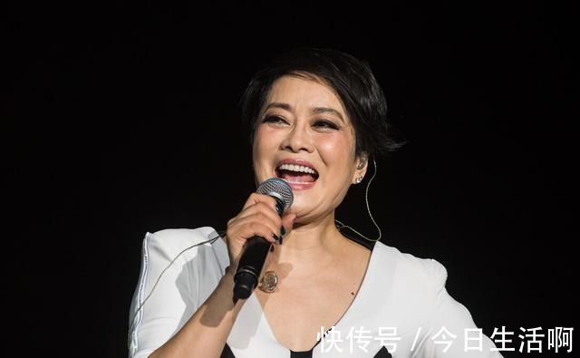 头顶 看了58岁毛阿敏的短发发型,终于明白了方脸型,为何适合短发了!