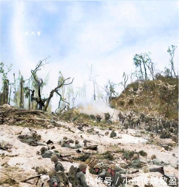 美军士兵|直击真实的太平洋战争现场：镜头下的战火硝烟，满地弹坑见证惨烈