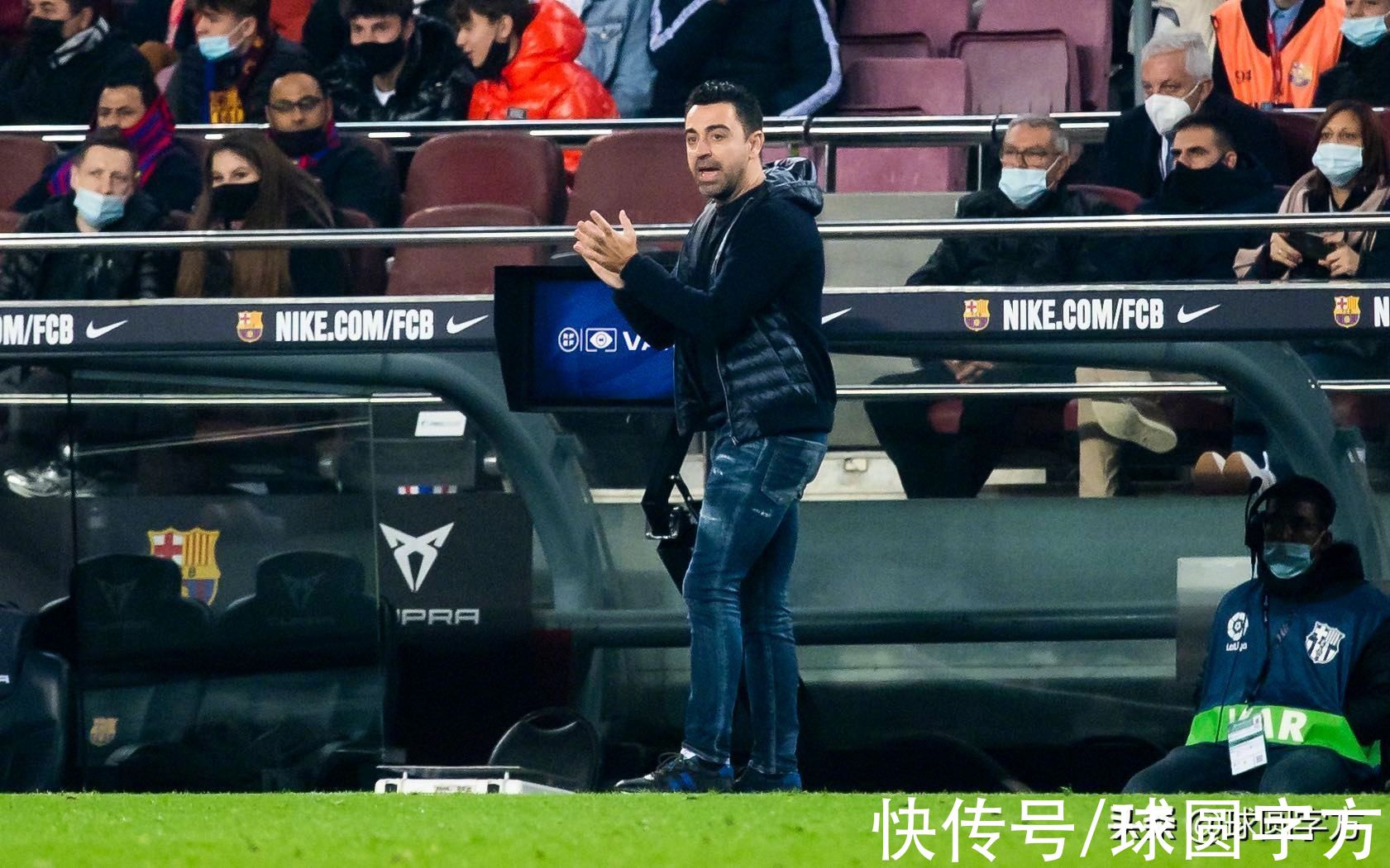 阿尔巴|1-1！西甲“名场面”：小将拿球砸人被罚下，巴萨平10人塞维利亚