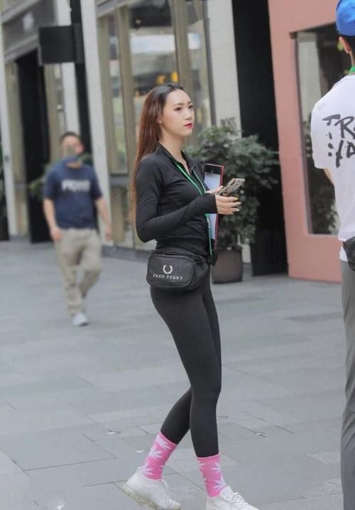 百搭|骨感美女健身裤，配休闲上衣，时尚百搭运动风！