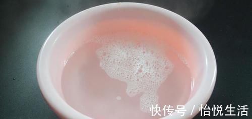 毛巾脏别再洗衣液洗, 洗的时候加一点它, 洗完毛巾就跟新的一样干净