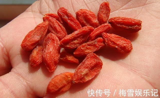 枸杞|晚上吃枸杞,胜过人参汤,2个方法发挥枸杞最大功效,望周知