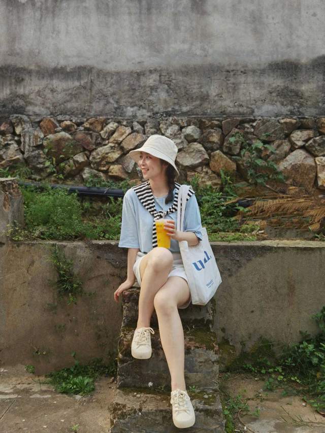 穿搭|今年秋天流行这样穿，看完你就学会了，T恤叠穿也可以那么美