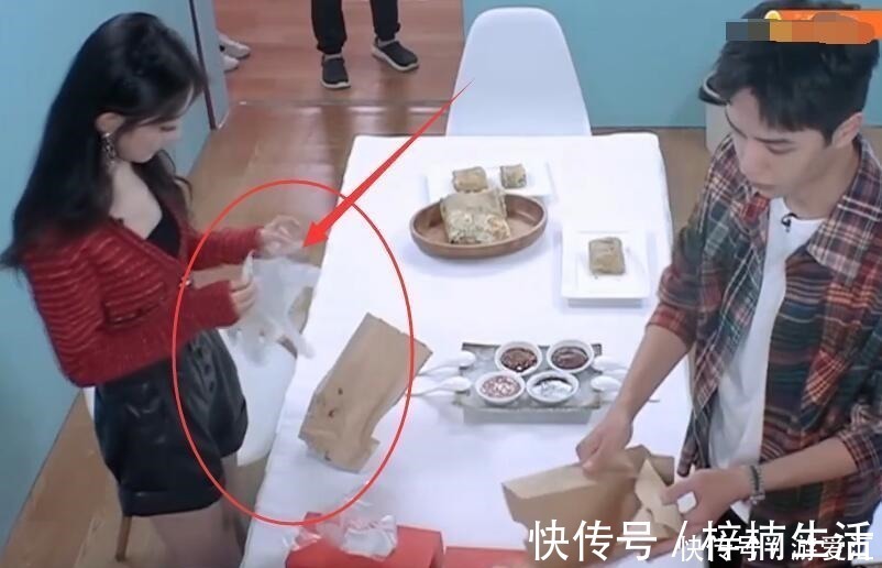 王一博|穷讲究赵丽颖吃小吃还要戴个手套,得知背后原因,误会你了