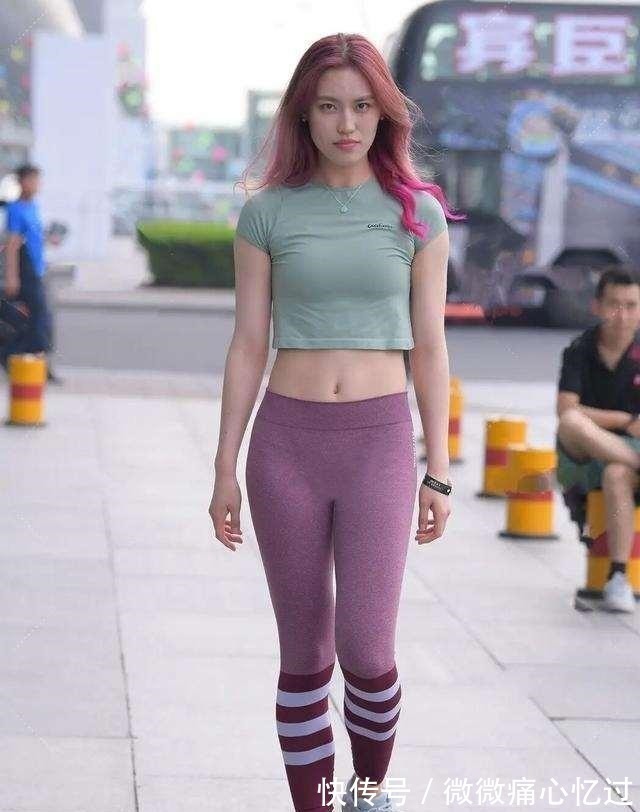 小仙女 黑色露腰背心搭配黑色条纹打底裤，青春活力，健身房女神不二之选！