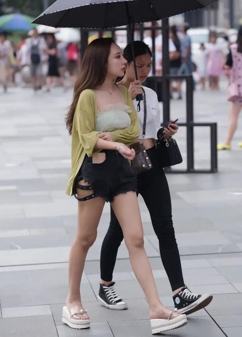 街拍：牛仔裤的花式搭配，有活力也很显身姿