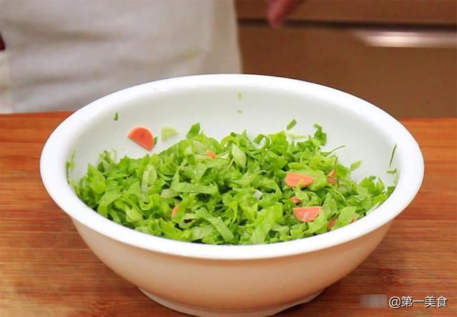 火锅|生菜别再下火锅了，试试这道生菜火腿饼，外酥里软，早餐都解决了