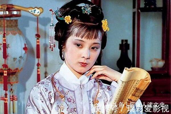 刘姥姥&林黛玉嘲笑刘姥姥是母蝗虫,只有一个贵族小姐默不作声,逃过一劫