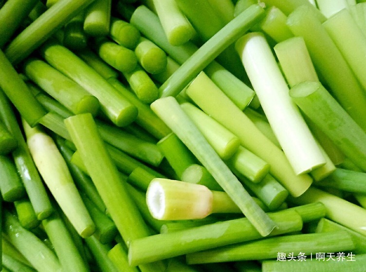 亲爱的|蒜苔和一宝搭配吃,防止血栓,保护肝脏,现在知道还不算晚