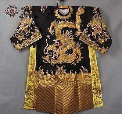龙袍是皇帝身份的象征,一般人穿上会惹上