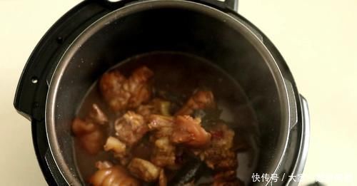 入味|炖猪蹄怎样能上色,只要加了这“三样”,猪蹄红润脱骨,软烂入味