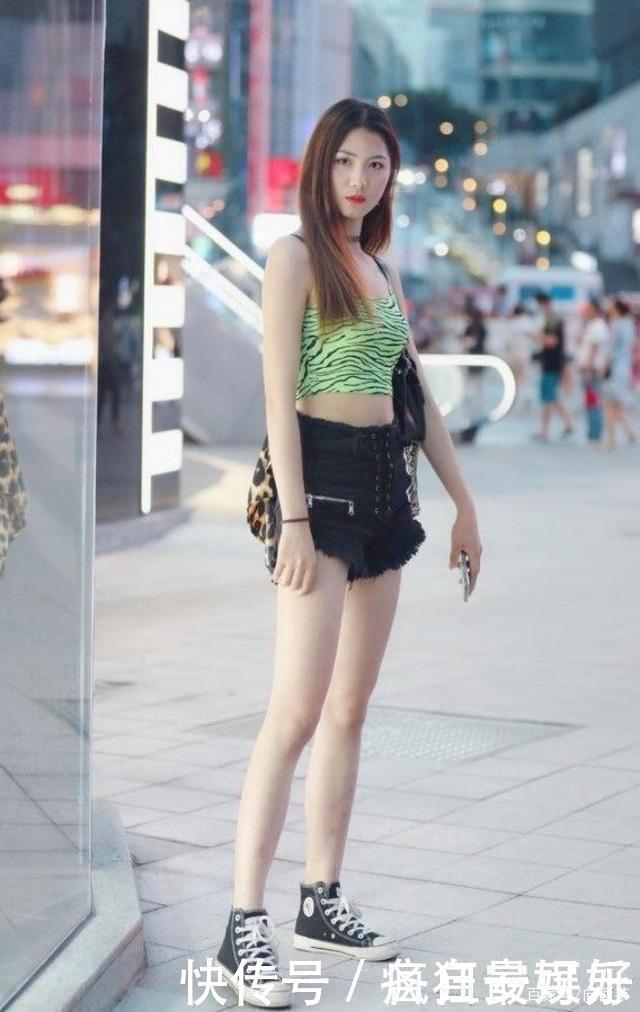 甜美可爱|粉色短袖T恤搭配白色百褶裙,青春靓丽,甜美可爱