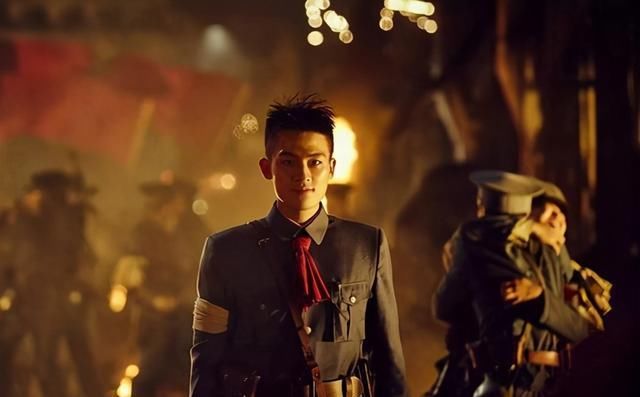 衔成|他14岁参军36岁当中将，42岁晋衔成上将，孙女当歌星火遍海外