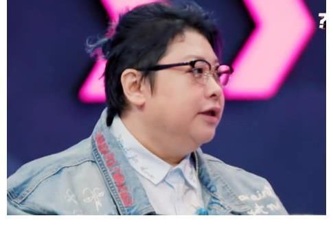 韩红脸盲认错女团成员,周洁琼瞬间黑脸,吴宣仪成为表情包