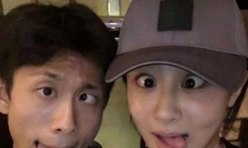 偶像練習生|張藝興楊紫錄制《向往的生活》,兩個手分別抓住左右護欄