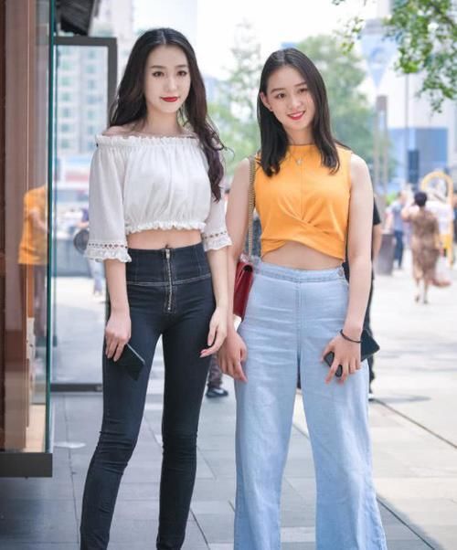 小姐姐一身军绿色的长裙,感觉清新时尚的同时又带着满满的冷艳风