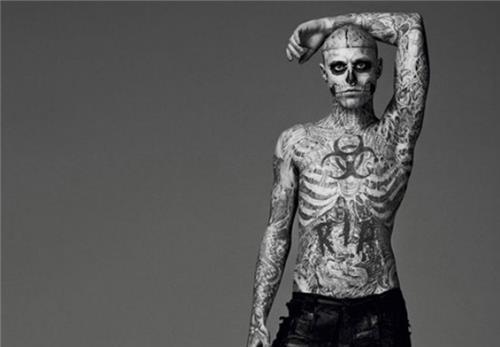 瑞克|他花3年把“人骨”纹遍全身,走红后却黯然自杀,这就是艺术么