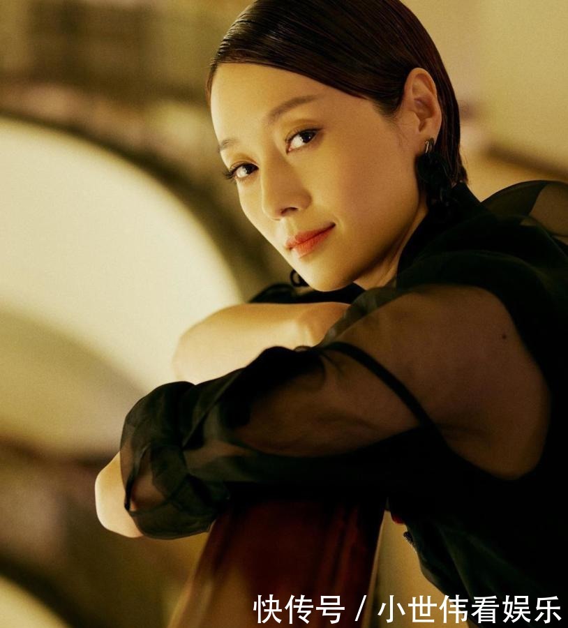 马伊琍终于认真打扮自己,穿黑纱裙优雅又高级,44岁美出国际范