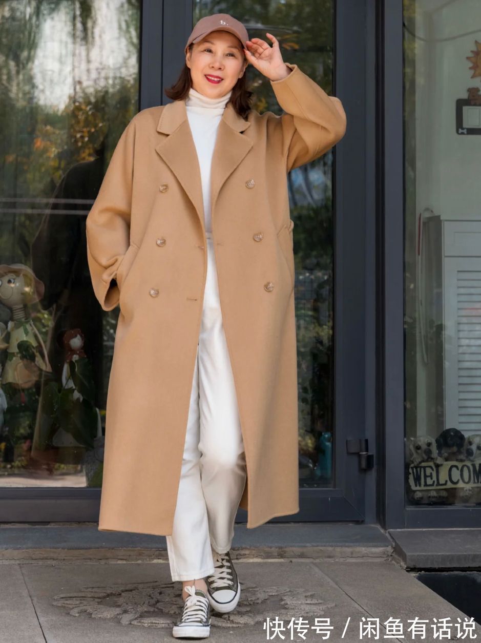 牛仔蓝|上了年纪怎么穿“驼色大衣”?学65岁博主这么搭,优雅减龄又高级