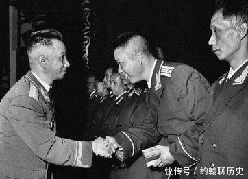 批下来|1955年授衔此人被评中将，上报变少将，批下来成大校，这是为何