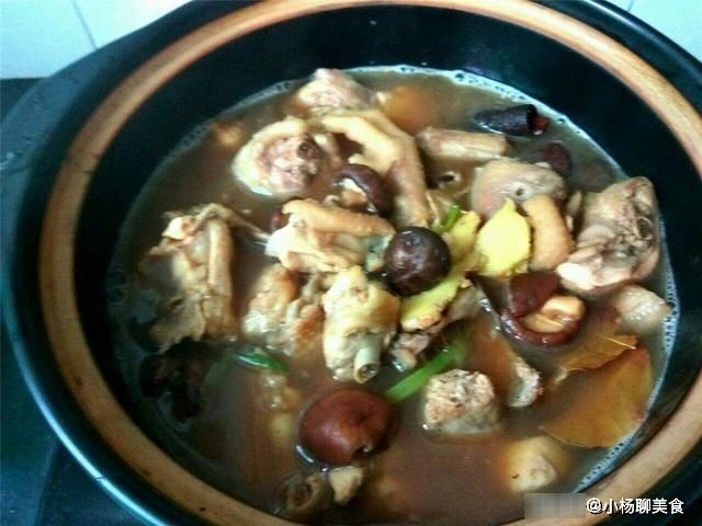 炖鸡汤|小鸡炖蘑菇，到底要不要焯水？这一步做错，鸡肉口感差，不好吃