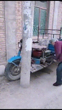 |搞笑GIF:火车站见到的情形,看到这一幕我又相信爱情了