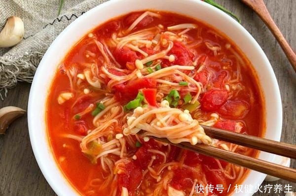 金针菇里加1个番茄,我家一周吃6次,做法简单,比吃肉还过瘾