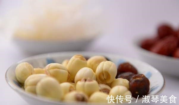 黏稠|煮银耳汤，泡发后直接煮是错的，学会2个小技巧，出胶又多又快速