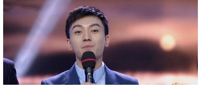 短褲|央視主持人實習階段穿短褲直播走紅，離開央視重新參加主持比賽！