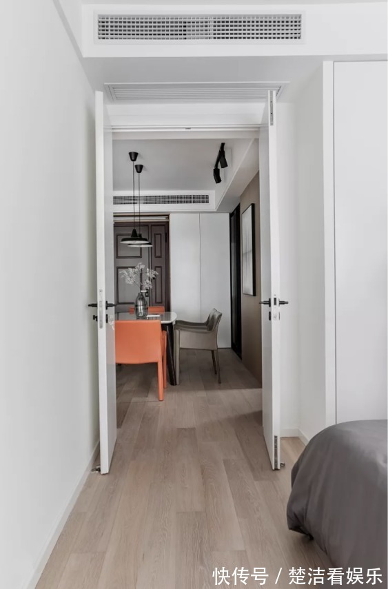 全屋|装修时房门别装单开门了，他家这么设计，让全屋瞬间放大一倍