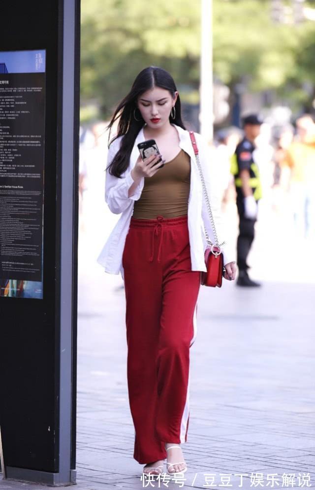 连体裤|街拍:穿着风格很艳丽的小姐姐,身材真的好,墨镜戴起来也格外的吸睛