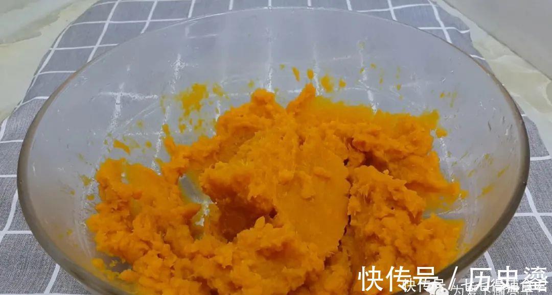 红薯馅饼|红薯别只会烤着吃了,锅里蒸一蒸,个个松软香甜,想吃都买不到