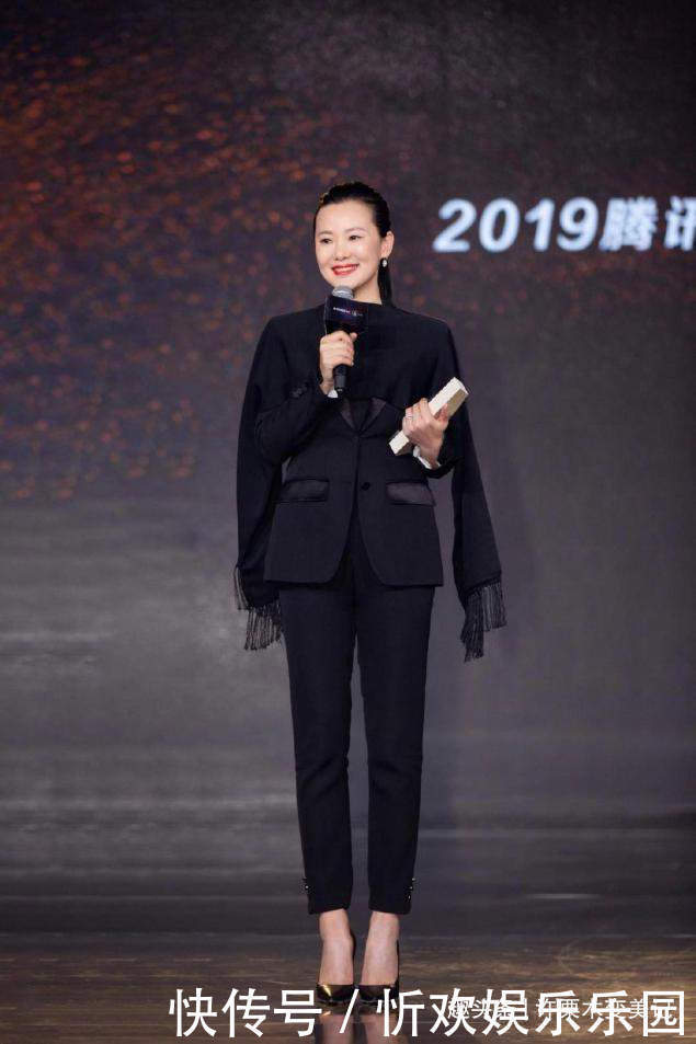 女人过了40岁尽量别穿卫衣配阔腿裤,推荐孟晚舟5套搭配,真优雅