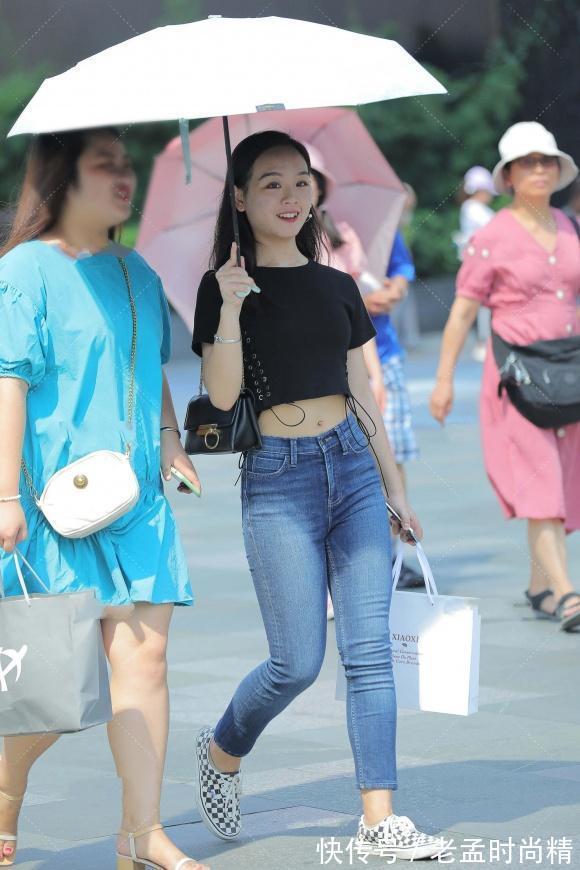 牛仔裤|街拍：白皙的女生都偏爱黑色穿搭，搭配牛仔裤，显身材又显成熟气质