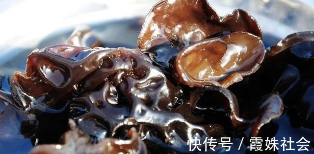 炒木耳，记得不能直接下油锅，大厨教我小窍门，木耳不炸锅更安全