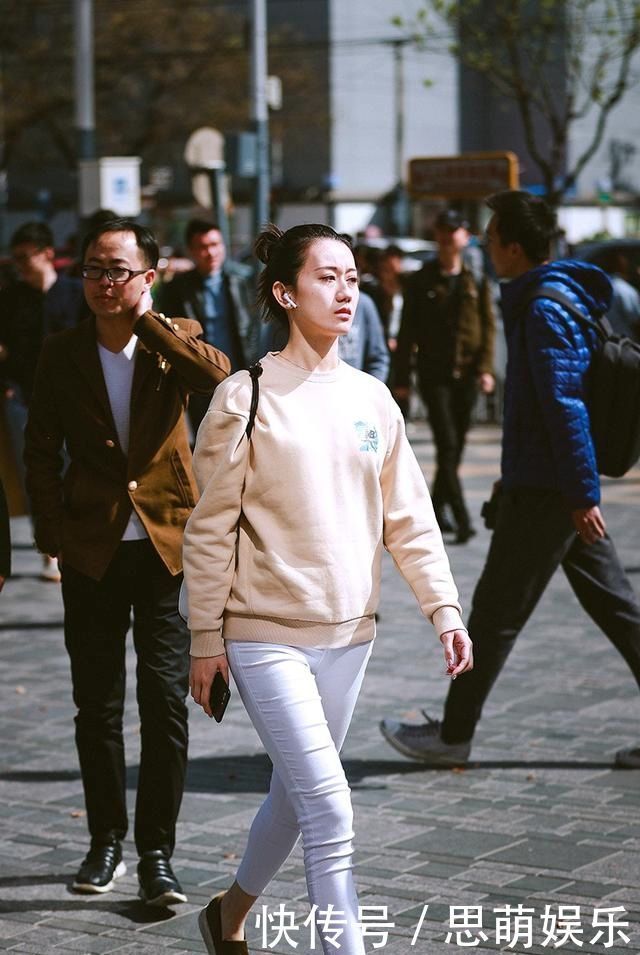 街拍学会时尚达人们的穿衣之术,你也可以轻而易举地穿出时髦感