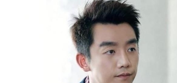 还记得郑恺在《跑男》里对华晨宇说的话吗对方双眼含泪说对不起